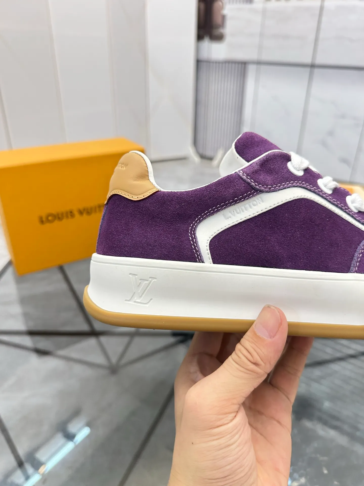 Men's shoes for sale 💰: 💰P660¥ Top quality Comes with airplane case Product trademark: LV* "Louis Vuitton*" low-top casual shoes Regular size: 35-44 (can be customized to 45) Couple style Product materials: imported nubuck leather upper, sheepskin lining, original outsole. Number: 819